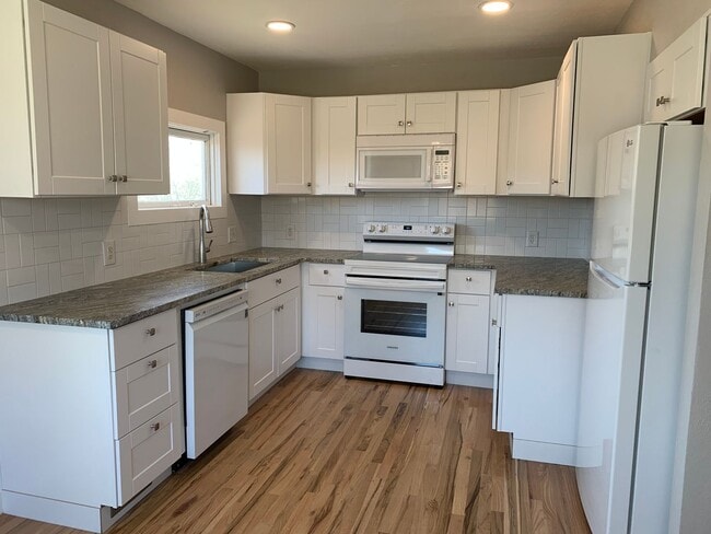 Building Photo - Recently Renovated 3 Bedroom 1 Bath With S...