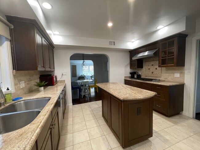 Kitchen - 432 N Gardner St