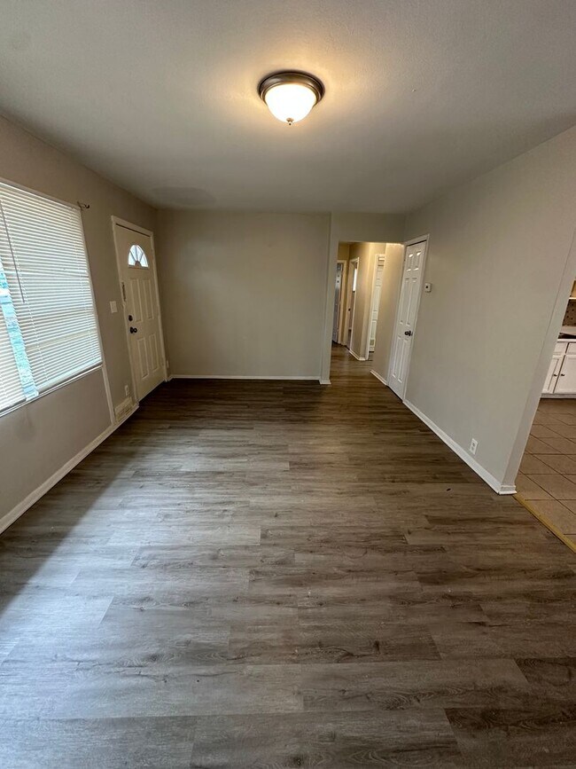 Building Photo - 4 Bed 1 Bath