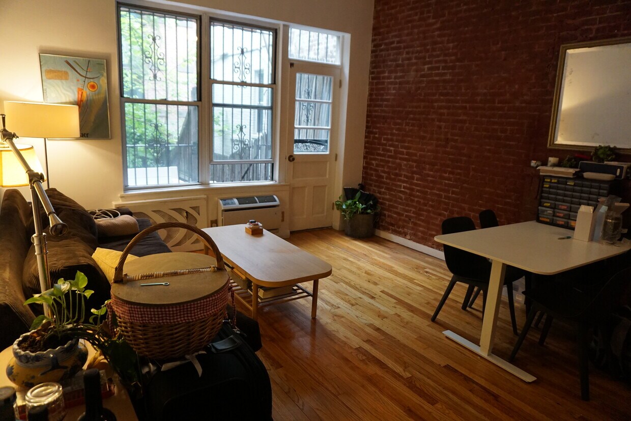 Primary Photo - 328 E 77th St