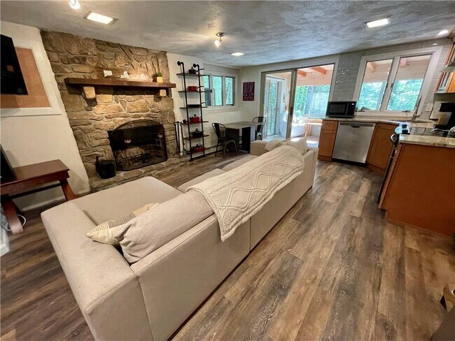 Building Photo - 310 Old Coach Rd