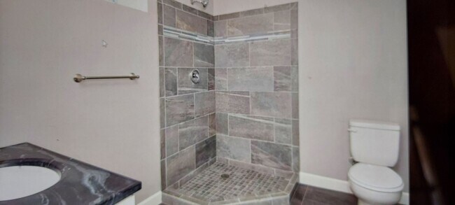 Building Photo - 6 Bed, 3 bath, Home