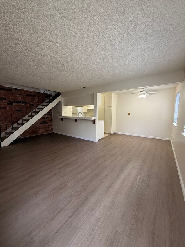 Foto del edificio - Available Now!