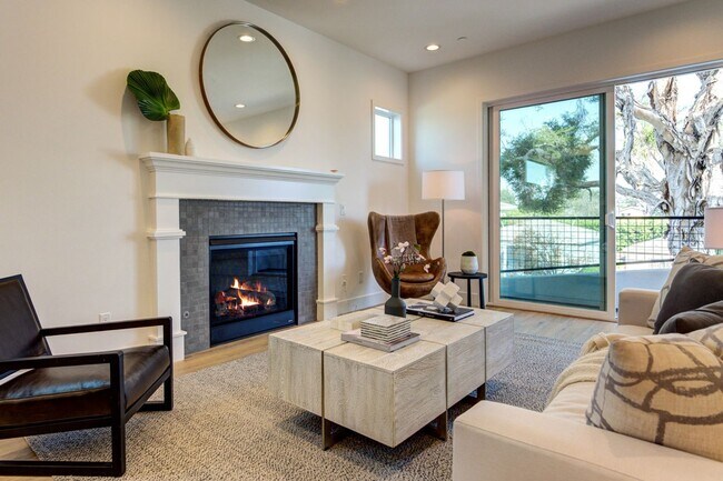 Foto del edificio - Fantastic 2 Story Farm House style Home with 4 Bedrooms and 3 Baths in Mid City area