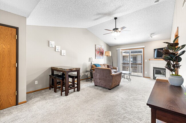 Living / Dining - 120 Cherry Ct