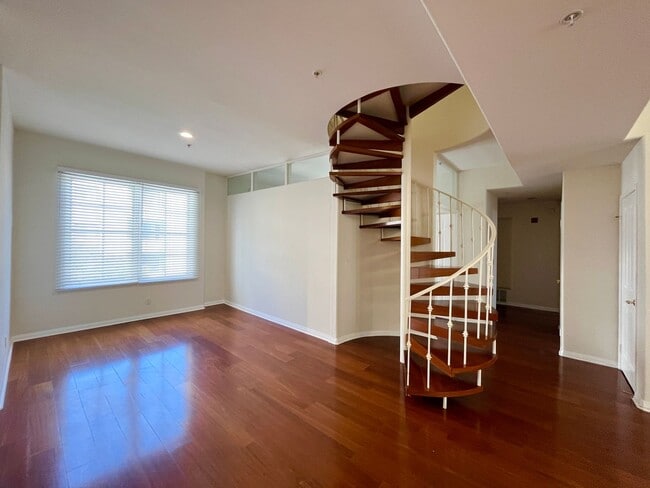 Building Photo - High vaulted ceilings open floor plan cond...