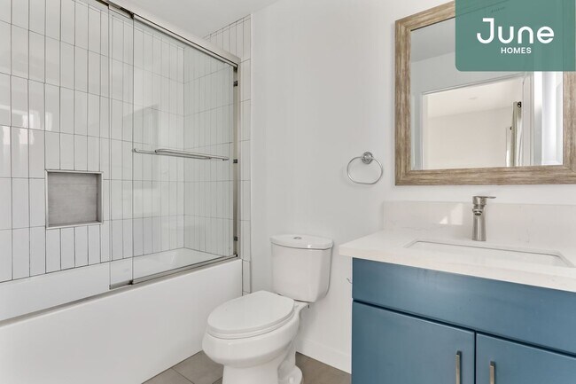 Building Photo - Queen room in 5-bed/7.0-bath Home