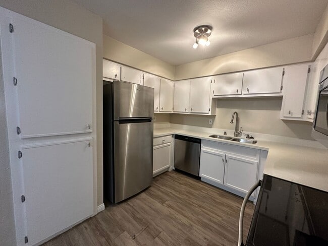 Building Photo - Ground Level 2 Bed Condo in Desert Shores ...