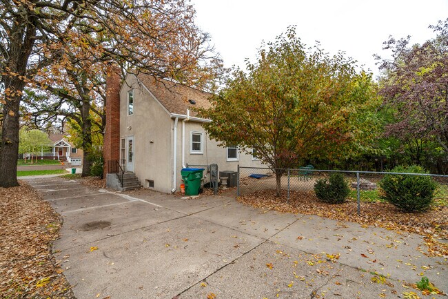 Building Photo - 3141 Webster Ave S