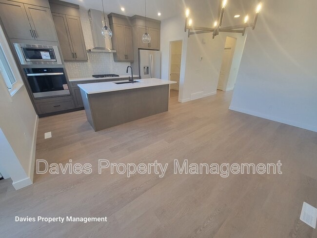 Building Photo - 2222 Muckleplum Cres SW