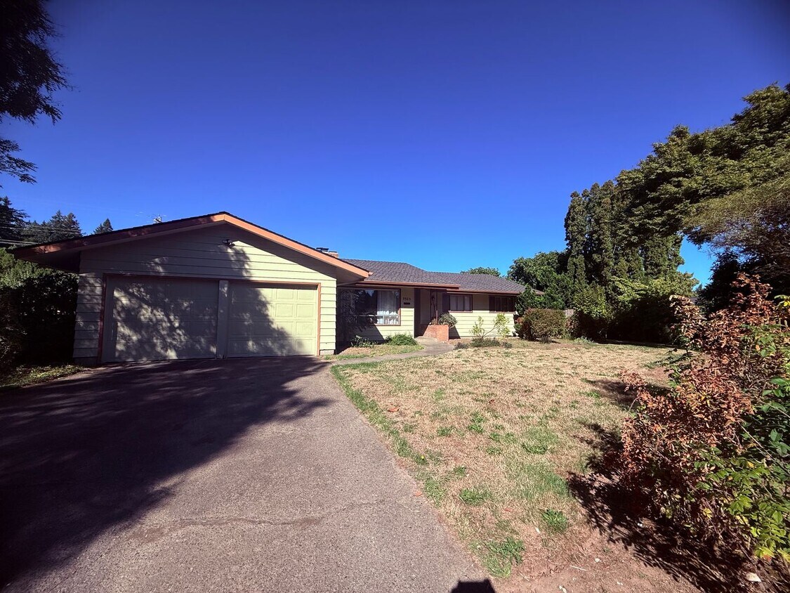 Foto principal - Charming 3 Bedroom SF Home!!