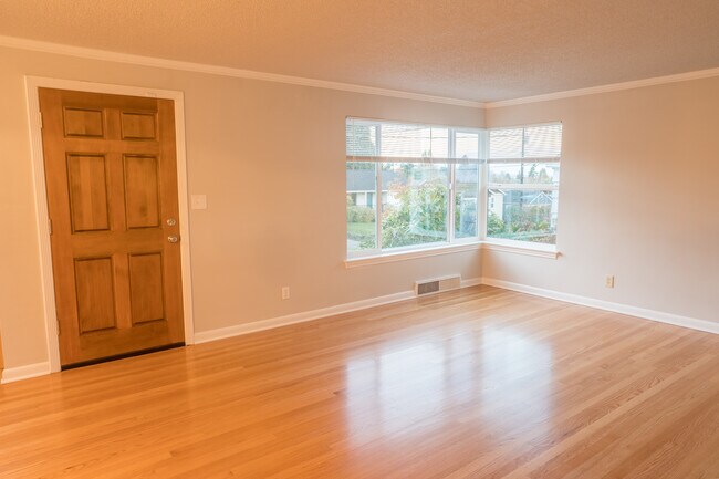 Building Photo - 4216 33rd Ave W