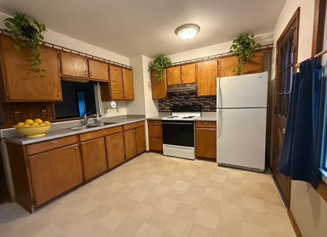 Kitchen with a partial open concept - 485 Hillcrest Rd