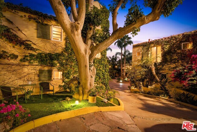 Foto del edificio - 7107 Birdview Ave