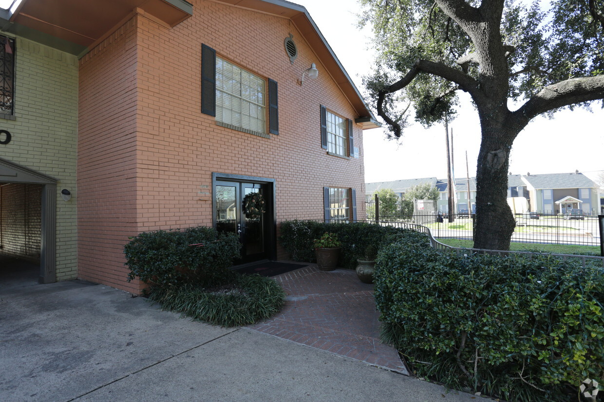 Building Photo - Chapel Creek Apartments