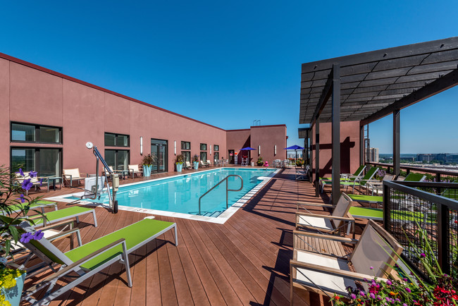 Piscina con terraza - The Henri At Pike & Rose