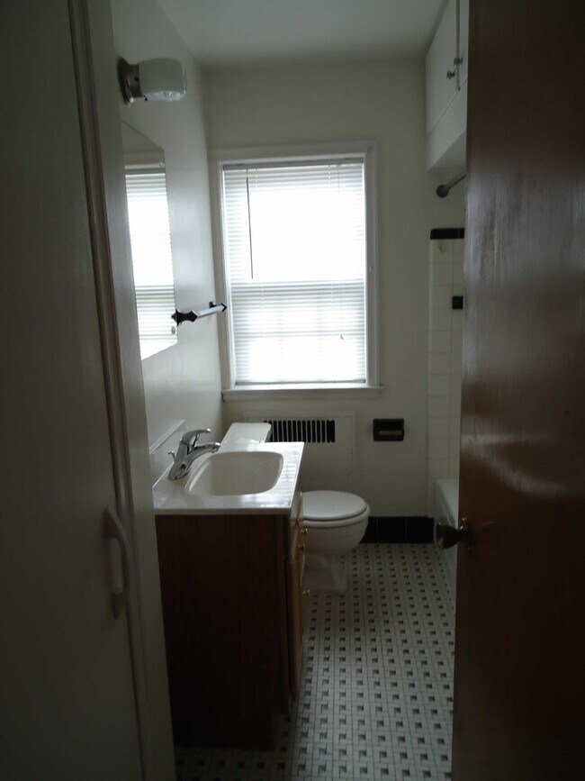 Bathroom - 925 Glenview Ave