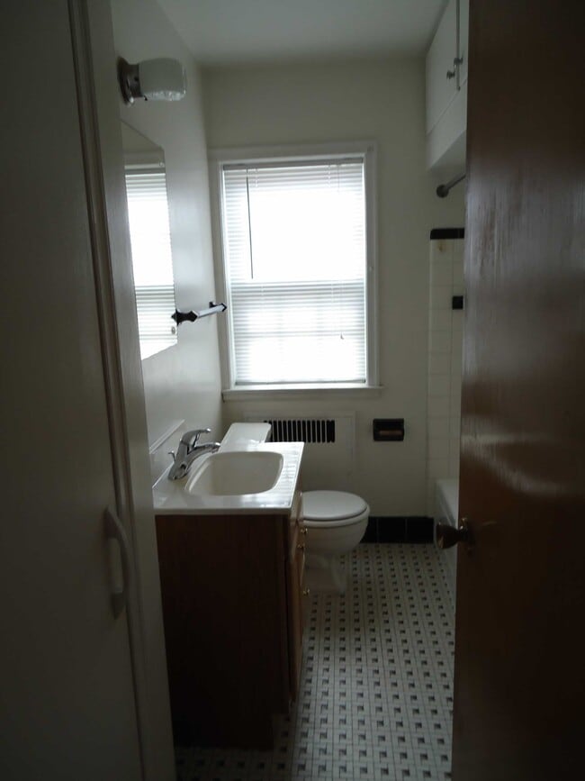 Bathroom - 925 Glenview Ave