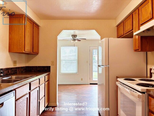 Foto del edificio - 2577 L St