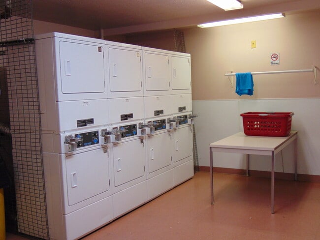 Foto del edificio - Lower Level Smokey Lane 1 bedroom, 1 bath ...