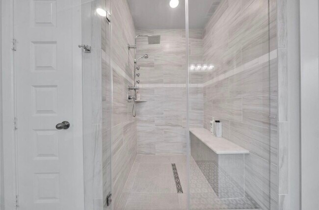 Foto del edificio - 8826 Forest Side Dr
