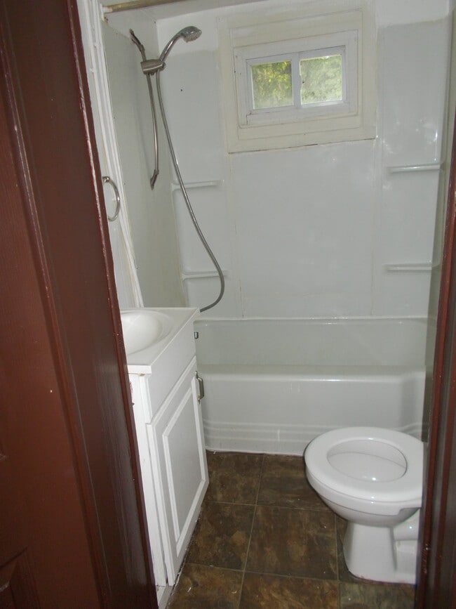 Building Photo - 1723 Hall Ave
