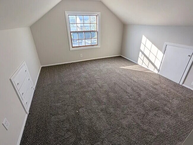 Foto del edificio - Spacious 4-Bedroom Home in Prime Parma Heights Location.