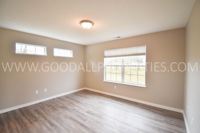 Building Photo - 1 1/2 Story 3 Bedroom Townhome in Urbandale