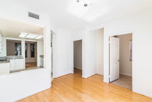 Building Photo - 2022 S Barrington Ave