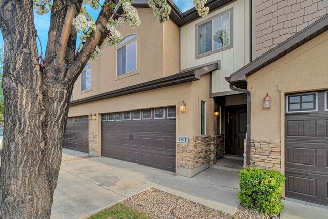 Building Photo - Beautiful Orem Townhome