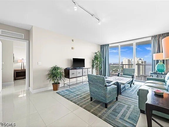 Foto del edificio - 3000 Oasis Grand Blvd