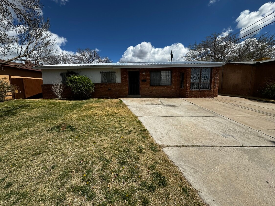 Primary Photo - 908 Faye Pl NE