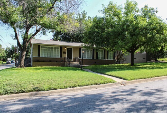Building Photo - 3 - Bedroom Terrell Hills