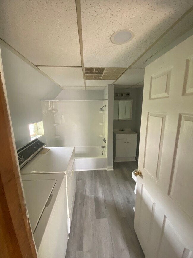 Foto del edificio - Light and bright 2BR up near downtown and AHN St. Vincent