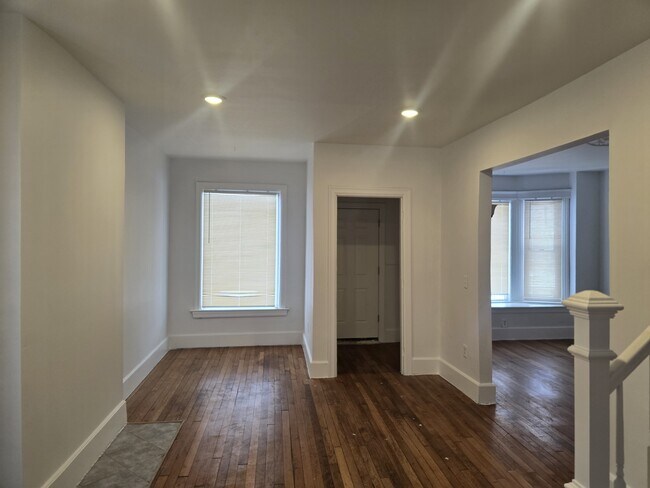 Building Photo - 633 Westminster St