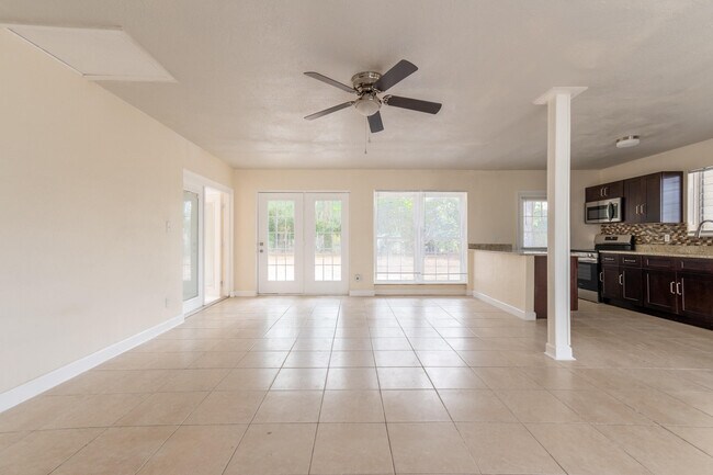 Building Photo - 170 SE Serenata Ct
