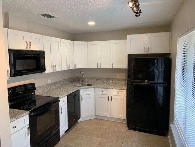 Foto del edificio - Great 2 Bed/1 Bath Duplex!!
