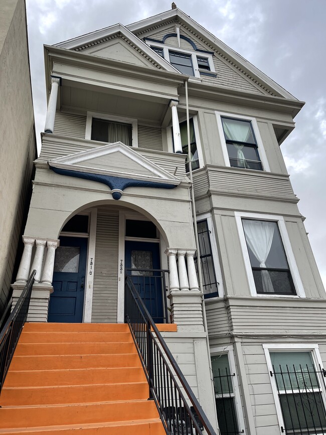 Building Photo - 733 Madison St