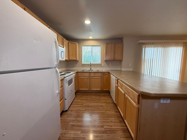 Building Photo - CHECK OUT THIS SPACIOUS TOWNHOUSE IN REDMO...