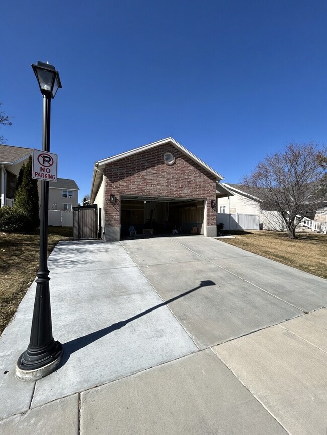 Building Photo - 10658 S Poplar Grv Dr