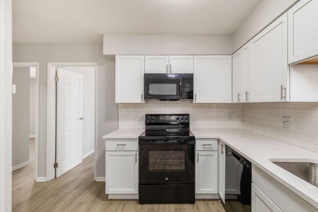 Building Photo - 639 Riverview Dr