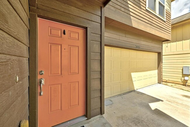 Foto del edificio - 5913 Red Bud Ridge Ln