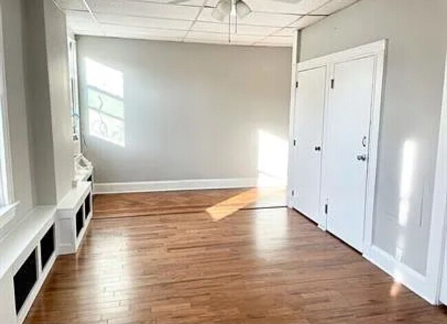 Foto del edificio - 301 E 33rd St