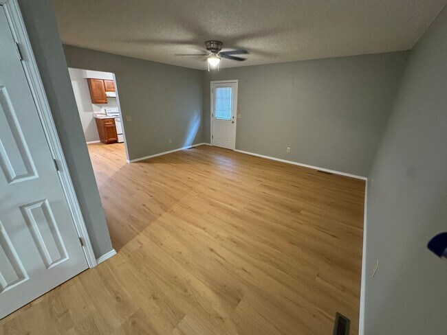 Foto del edificio - 3 bedroom 2 bathroom updated home in Sprin...