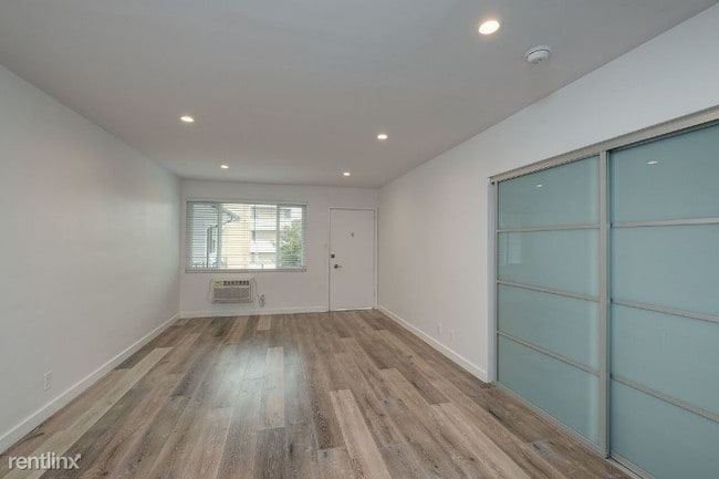 Building Photo - 702 S St Andrews Pl
