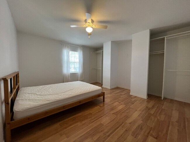 Foto del edificio - 1 Bedroom 1 Bath 2nd Floor Condo Available...