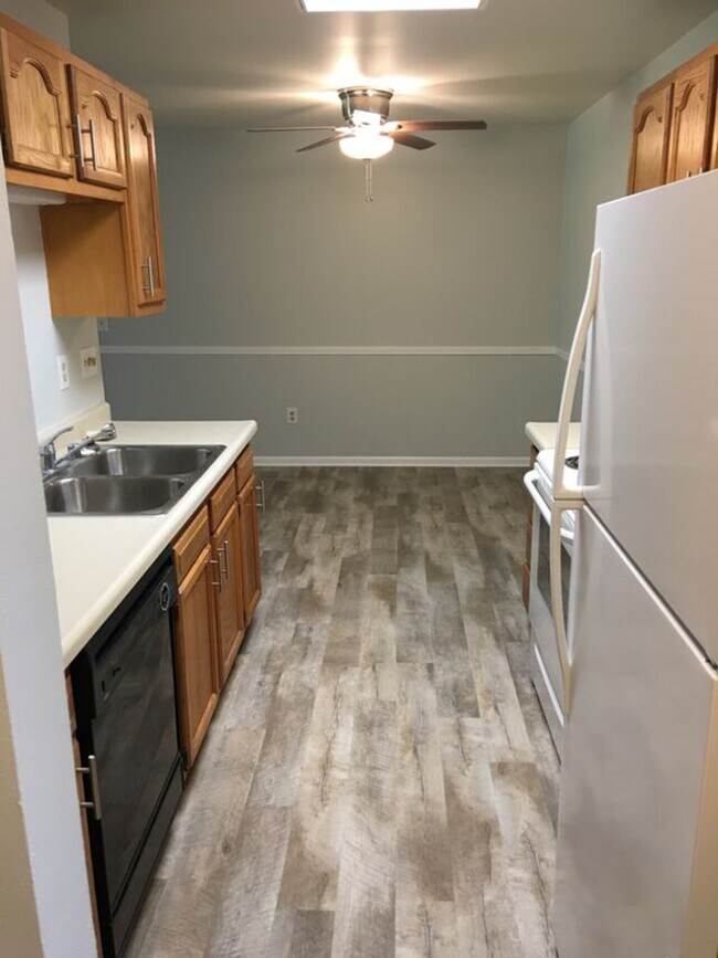 Building Photo - 822 N Thompson Dr