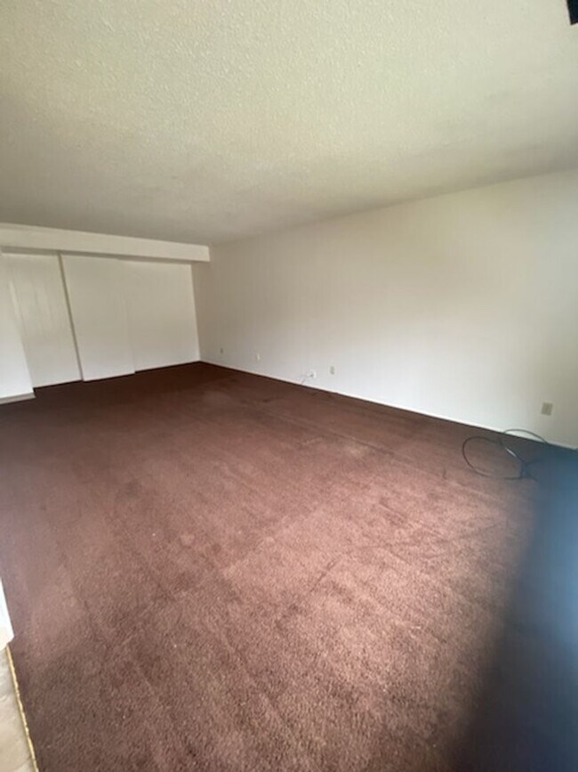 Building Photo - Nice 2 bed/1bath with a lot of space!