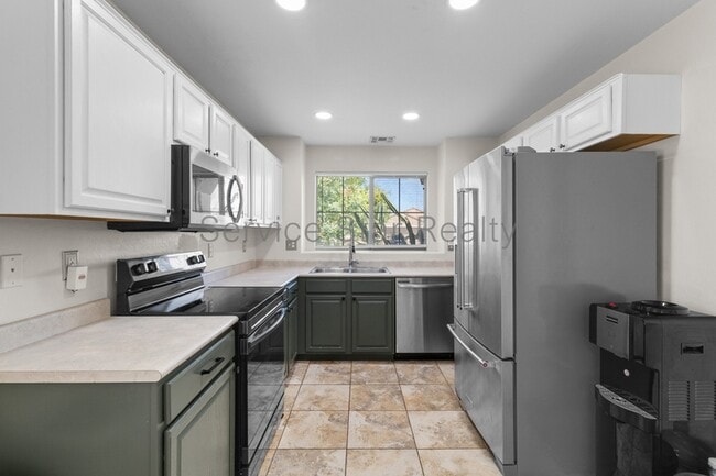 Building Photo - 6010 S 15th Dr