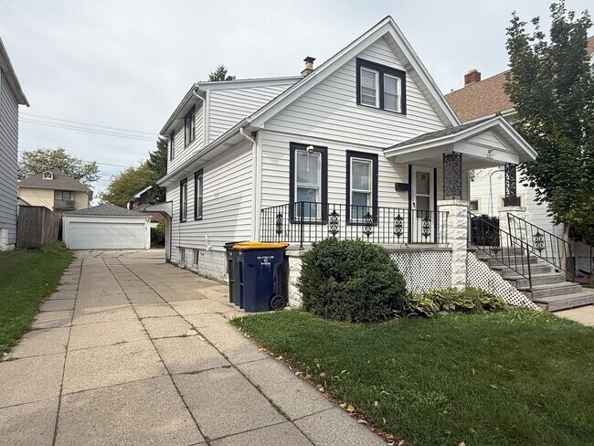 Foto del edificio - Private 4 bedroom home in West Allis